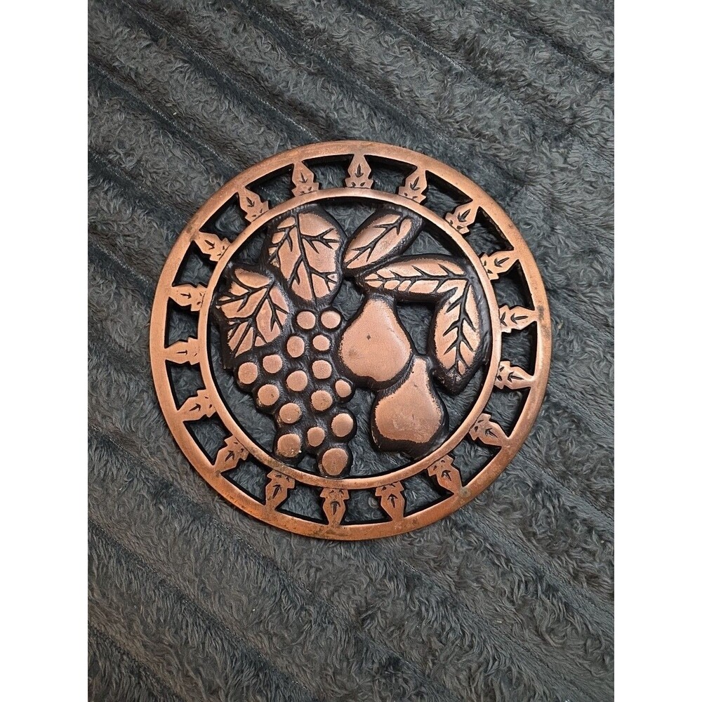 ODI 2007 COPPER CAST IRON GRAPE & LEAF ROUND FOOTED TRIVET WALL DÉCOR